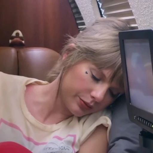 😐 Стикер «Taylor Swift» для Telegram