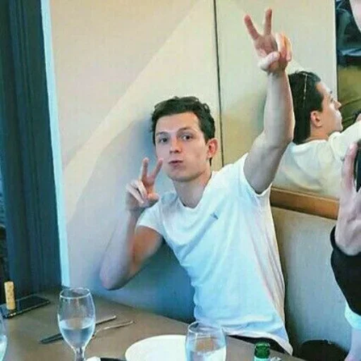 ✌ Стикер «Tom Holland Funny» для Telegram