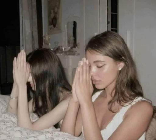 ❤️ Стикер «Фотки с ТТ» для Telegram