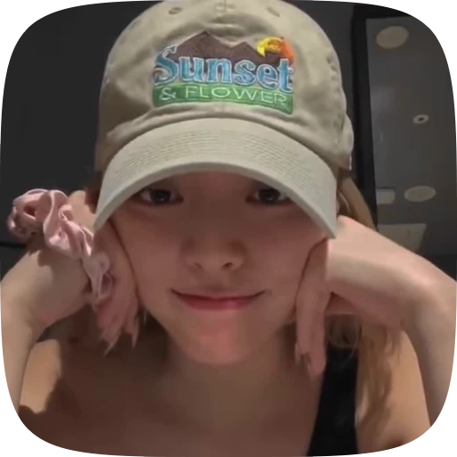 💋 Стикер «Yuna Itzy» для Telegram