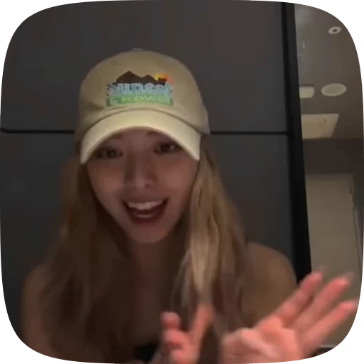 💋 Стикер «Yuna Itzy» для Telegram