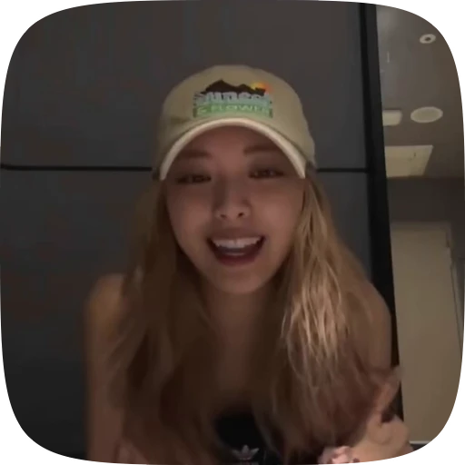💋 Стикер «Yuna Itzy» для Telegram
