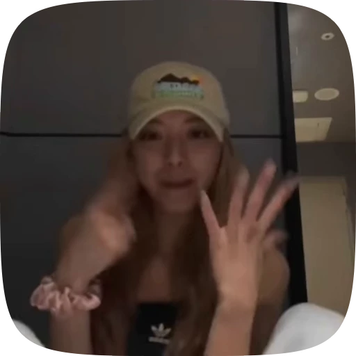 💋 Стикер «Yuna Itzy» для Telegram