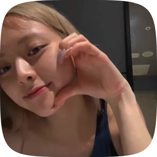 💋 Стикер «Yuna Itzy» для Telegram