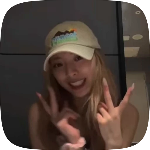 💋 Стикер «Yuna Itzy» для Telegram