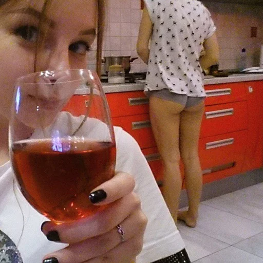 🍷 Стикер «Винишко Тян» для Telegram