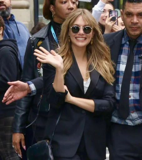 🙂 Стикер «Elizabeth Olsen/Wanda Maximoff» для Telegram