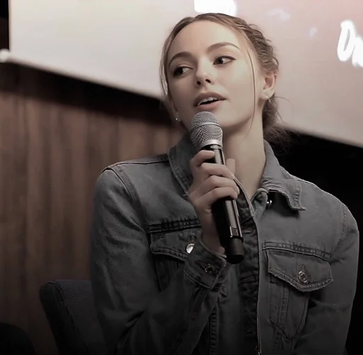💘 Стикер «Даниэль Роуз Расселл» для Telegram