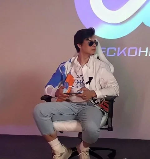😎 Стикер «андрейка в жопе батарейка» для Telegram