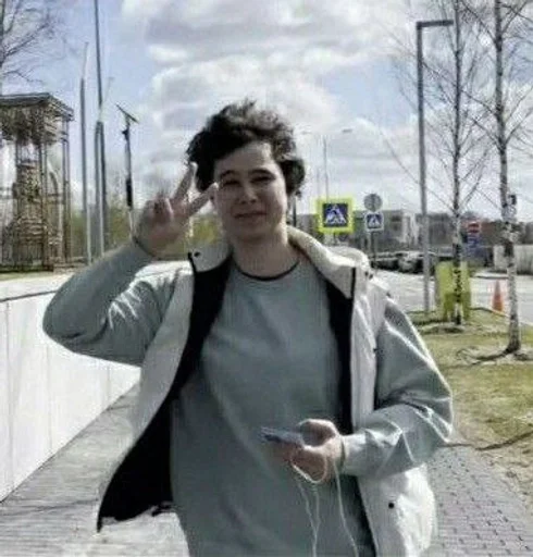 ✌️ Стикер «андрейка в жопе батарейка» для Telegram
