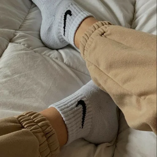 🦶 Стикер «aesthetic.womroom» для Telegram