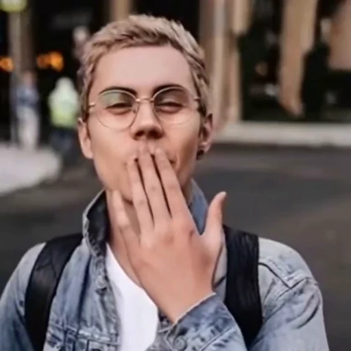 😘 Стикер «Ян Топлес» для Telegram