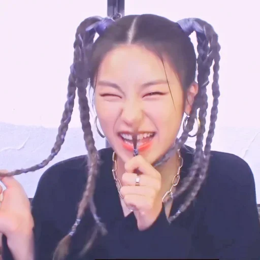 🌸 Стикер «Yeji» для Telegram
