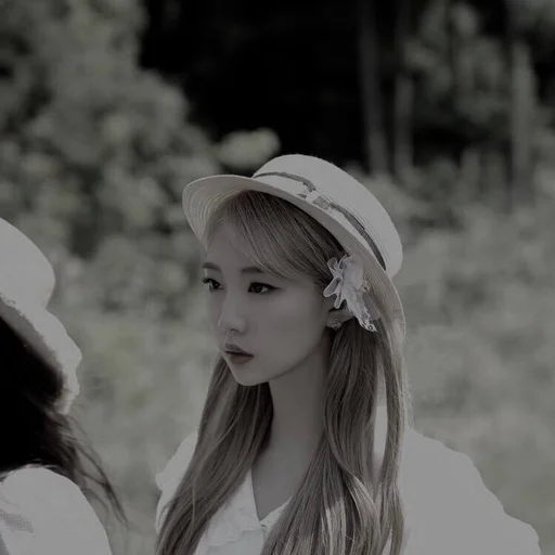💀 Стикер «yeojin loona» для Telegram
