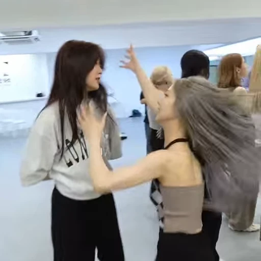 🥟 Стикер «yeojin» для Telegram