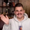 Стикер 38 Юлик Еще