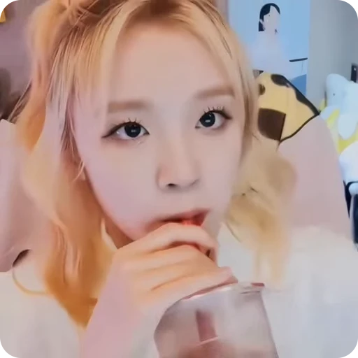 🧞‍♀️ Стикер «yuqi» для Telegram