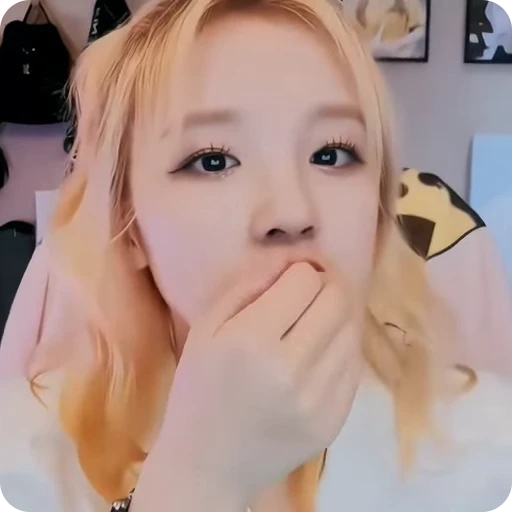 🧞‍♀️ Стикер «yuqi» для Telegram