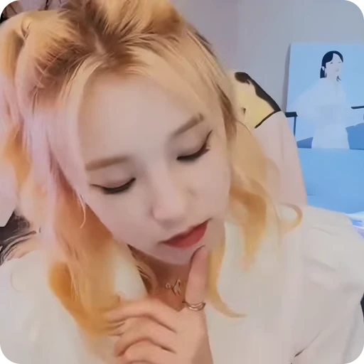 🧞‍♀️ Стикер «yuqi» для Telegram