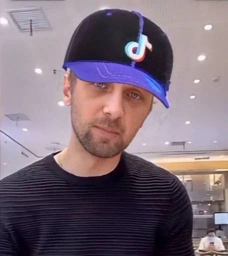 🤨 Стикер «zubarefff» для Telegram